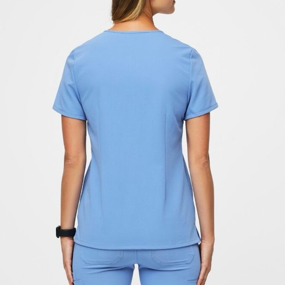FIGS: CEIL BLUE - Casma (3) Three-Pocket Scrub Top (Women’s) - Picture 4 of 5